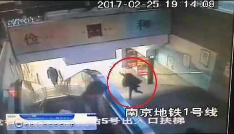 Clip: Mải 'dán mắt' vào điện thoại, 'quý cô' ngã sấp mặt xuống cầu thang