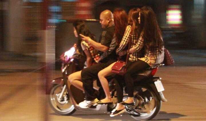 Clip: Theo chân cảnh sát 141 bắt 'quái xế' chở 'gái dịch vụ' trong đêm ở Hà Nội