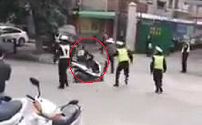 Clip: Xe máy rồ ga vùng thoát khỏi vòng vây của CSGT