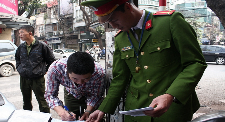Hà Nội dẹp 'cướp' vỉa hè: Cái kết 'đắng' của tài xế ô tô đi theo Google Map