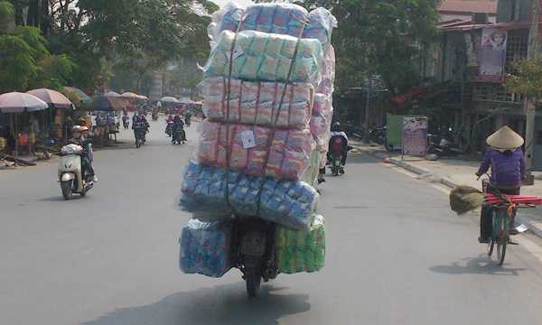 Xe máy chở hàng cao ngất ngưởng 'làm xiếc' trên phố Hải Phòng