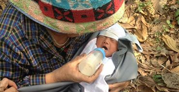 Bé trai còn nguyên dây rốn bị bỏ rơi dưới khóm tre