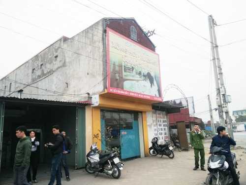 Bị khách nam sàm sỡ, nữ tiếp viên quán karaoke gọi người yêu đến 'xử'