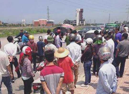 Chân trẻ em bị tháo khớp ở dưới kênh nước
