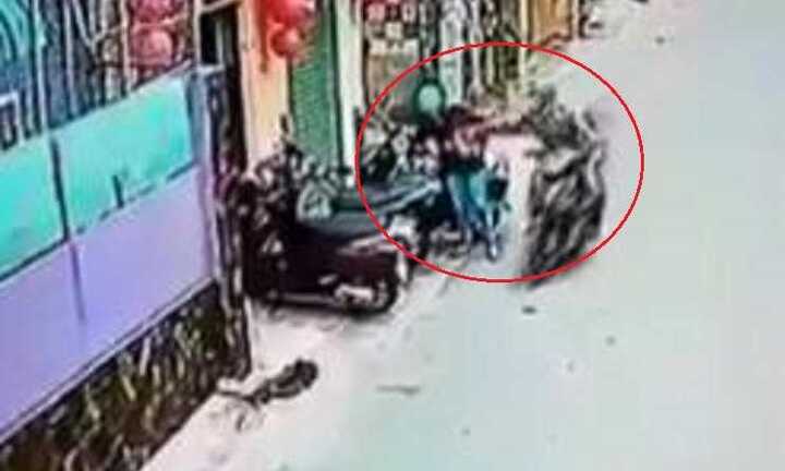 Clip: Vừa mở cốp xe, cô gái bị cướp giật phăng túi xách, ngã dúi dụi