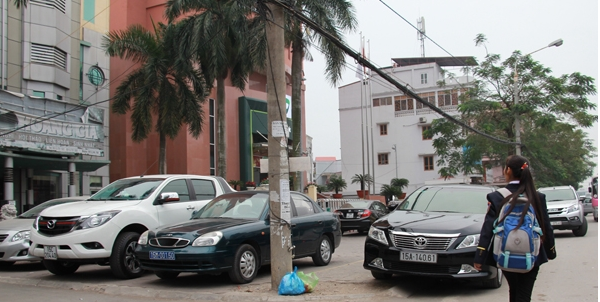 Ô tô đỗ ngang ngược trước trụ sở cơ quan nhà nước: Hải Phòng quyết đòi lại vỉa hè