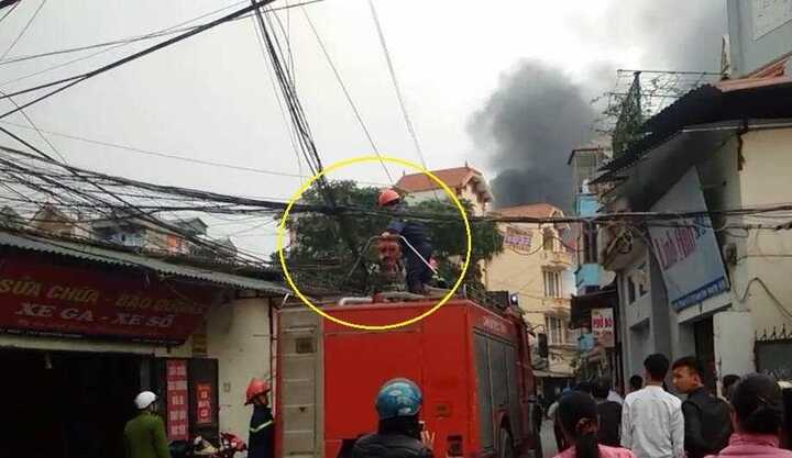 Hà Nội: Cháy nhà trong ngõ, 'mạng nhện' dây điện bủa vây xe cứu hỏa