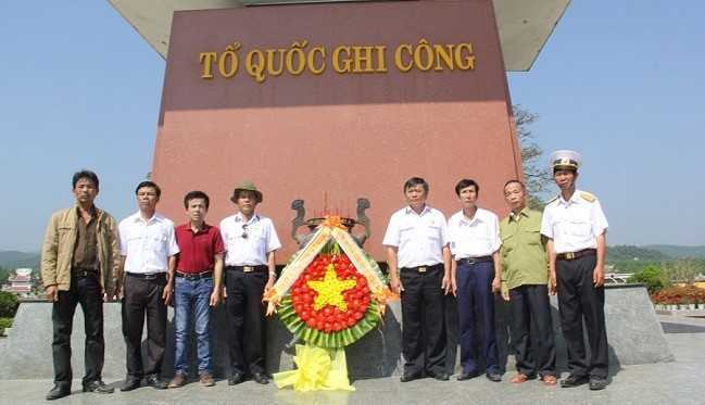 Ảnh: Vượt trăm cây số để thắp hương lên những ngôi mộ gió của liệt sĩ Gạc Ma