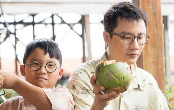 Bố con Hoàng Bách hào hứng chèo thuyền khi quay MV mới