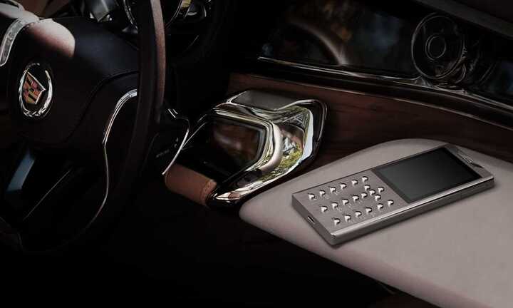 Điện thoại 'cục gạch' cực sang có giá gần 10.000 USD