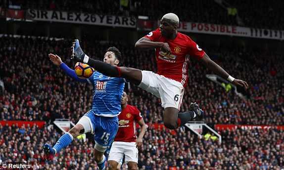 Ibra đá hỏng phạt đền, MU đá hơn người vẫn hòa