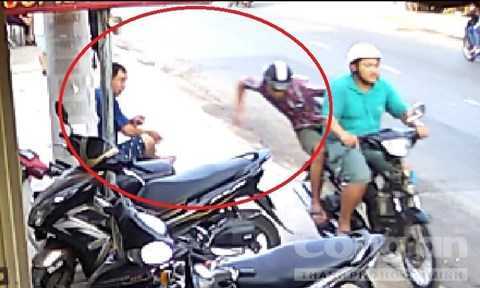 Vừa bị cướp đạp ngã, tiếp tục bị giật điện thoại trên phố Sài Gòn