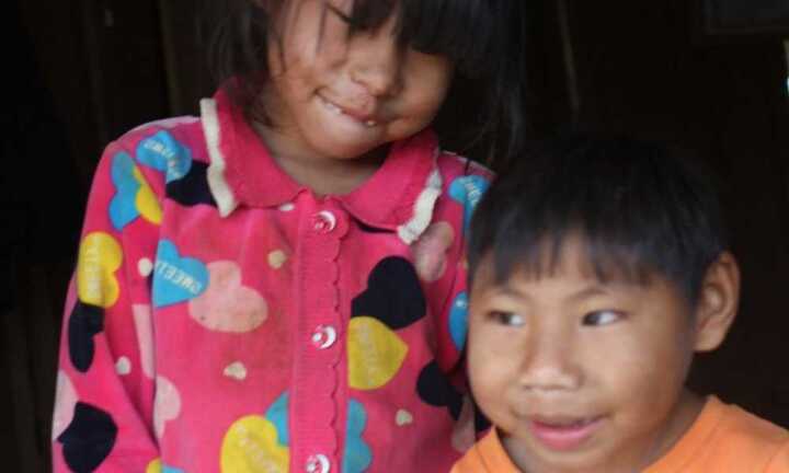 2 chị em mắc bệnh lạ, chỉ thích đập đầu xuống đất rồi cười