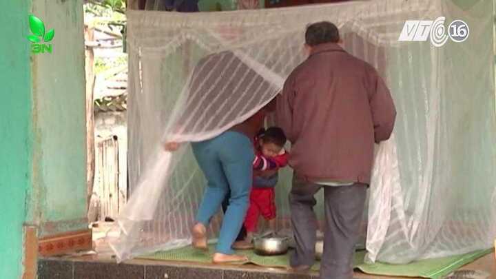 Bị ruồi bãi rác tấn công, dân Thanh Hóa khổ sở mắc màn ăn cơm