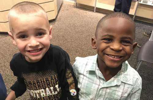 Cắt tóc giống bạn, cậu bé Mỹ dạy thế giới không phân biệt chủng tộc