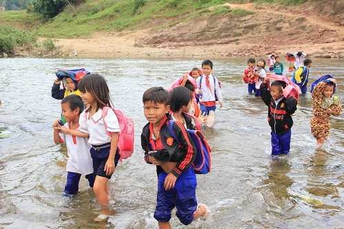 Rơi nước mắt nhìn học sinh tím tái lội sông đến trường