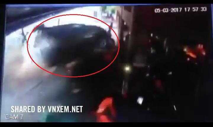 Clip: Ôtô lao lên vỉa hè, cày nát loạt xe máy, người đàn ông thoát chết thần kỳ