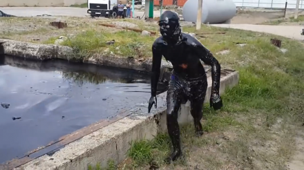 Clip: Thanh niên cao hứng nhảy xuống bể dầu đen ngòm và cái kết 'đắng'