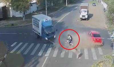 Đau tim với những pha thoát chết ngoạn mục 'nhất quả đất'