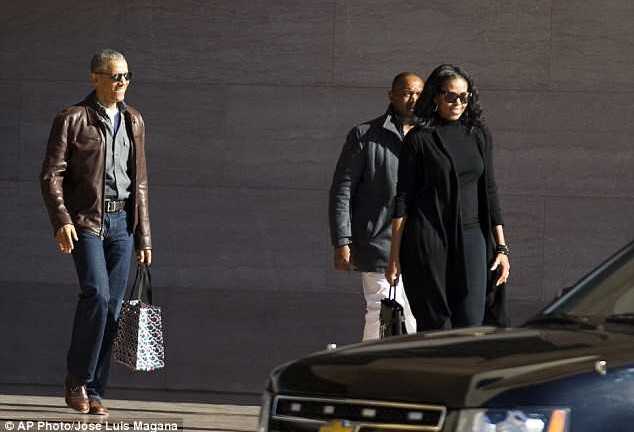 Obama tươi cười xuất hiện cùng vợ giữa nghi án 'nghe lén'