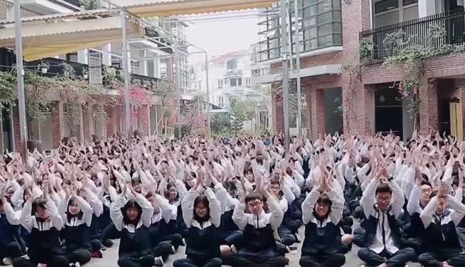 Video: Hơn 3.000 học sinh gửi lời chúc sức khoẻ PGS Văn Như Cương