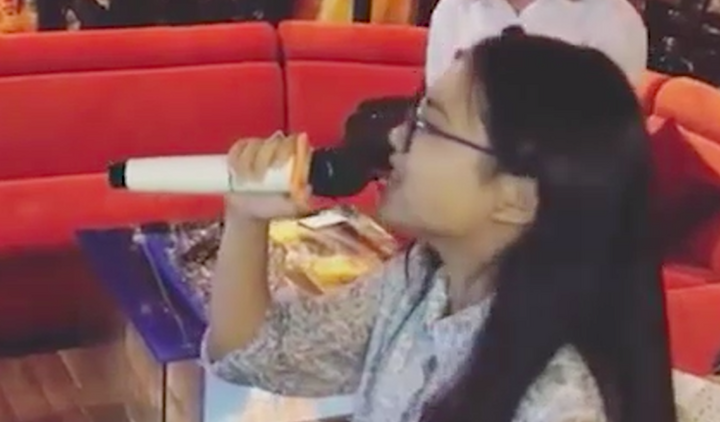 Video: Phương Mỹ Chi quá nhập tâm khi hát nhạc thất tình