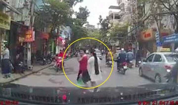 Clip: Được tài xế ôtô nhường đường, cô gái đi bộ vẫy tay cảm ơn