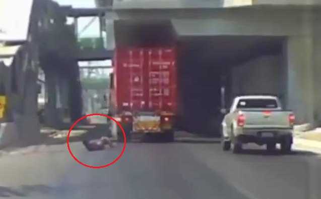 Clip: Xe tải đánh lái ngoạn mục, né người đàn ông 'chán sống' trong tích tắc