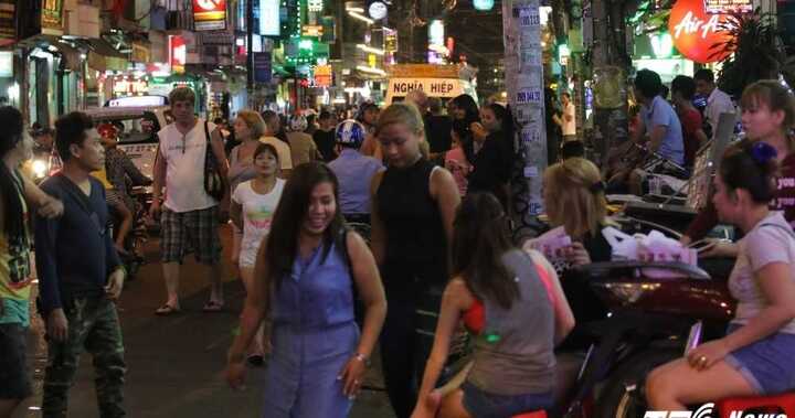 Cướp vỉa hè ở phố 'Tây' Bùi Viện: 'Dẹp không được, không dẹp cũng không xong'