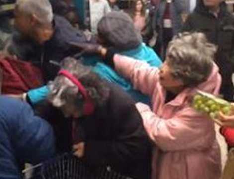 Khách hàng xô đẩy, tranh cướp rau củ giảm giá ở siêu thị