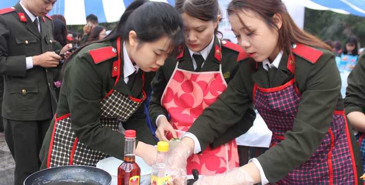 Sinh viên Học viện An ninh nhân dân trổ tài nấu ăn chào mừng ngày 8/3