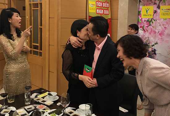 Ngày Quốc tế Phụ nữ 2017: Bầu Hiển hôn vợ, ông Trịnh Văn Quyết vào bếp khiến nửa thế giới 'tan chảy'