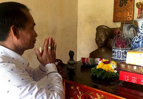 Chuyện chàng sinh viên đào mộ lấy hộp sọ dựng lại khuôn mặt mẹ đẻ