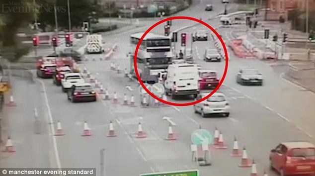 Clip: 2 siêu xe Audi rượt nhau trên phố, suýt đâm chết người đi bộ