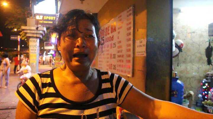 Bị xử lý lấn chiếm vỉa hè, dân quận Gò Vấp khóc nức nở, gay gắt phản đối