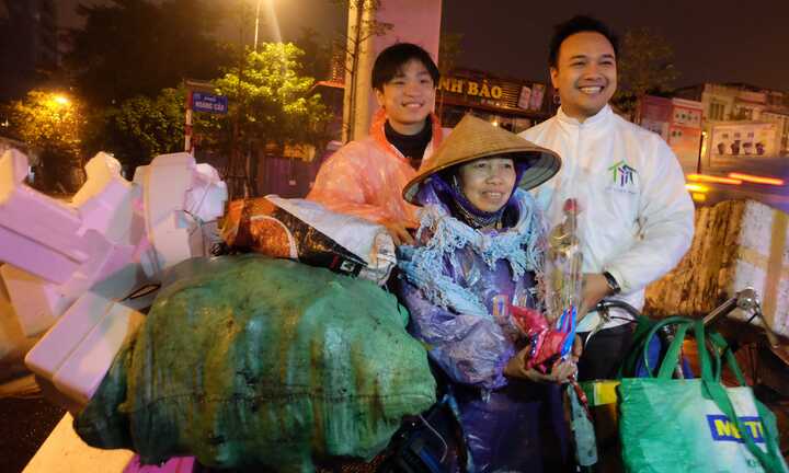 Ngày Quốc tế Phụ nữ 2017: Những phụ nữ nhặt phế liệu bất ngờ được tặng hoa hồng trong đêm