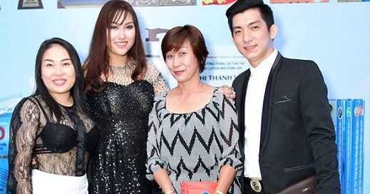 Vừa 'cãi nhau như mổ bò', Phi Thanh Vân lại cười tươi rói chụp ảnh cùng chồng cũ