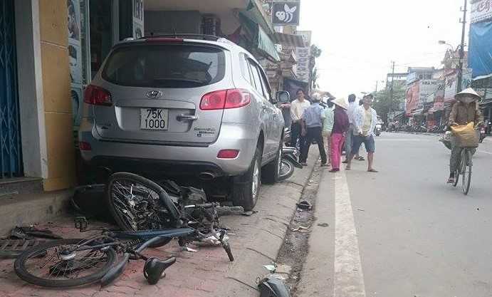 Ô tô 'điên' kéo lê 6 chiếc xe máy hơn chục mét