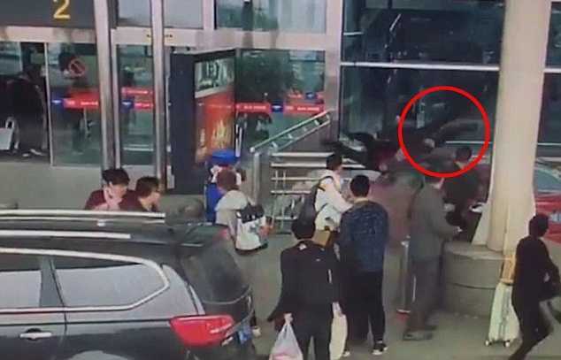 Clip: Nữ tài xế lao ôtô vào đám đông, húc người đàn ông bay văng khỏi lan can