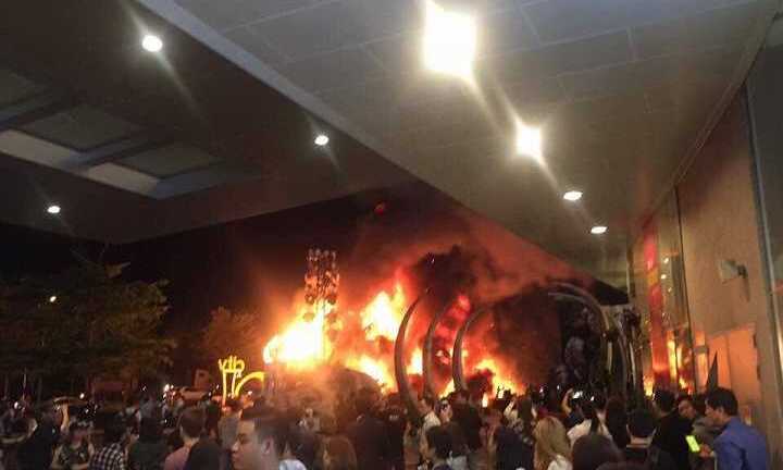 Sân khấu 'Kong: Skull Island' cháy do vũ công múa lửa