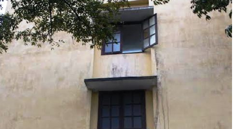 Mẹ bất cẩn, bé gái 3 tuổi rơi từ tầng 3 bệnh viện xuống đất