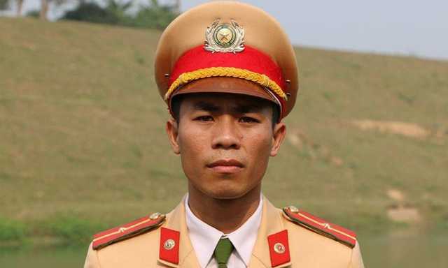 Thiếu úy Cảnh sát giao thông nhảy xuống sông cứu người khiến dân mạng nể phục