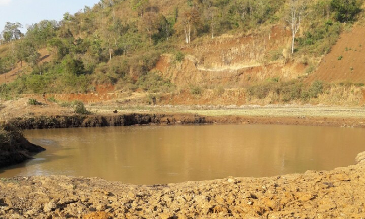 Lẻn ra hồ bắt cá, bé trai 8 tuổi chết đuối thương tâm