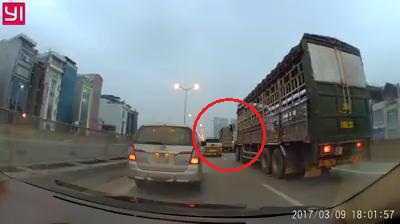 Clip: Xe tải và xe Ranger hùng hổ tạt đầu, khiêu khích nhau trên đường vành đai