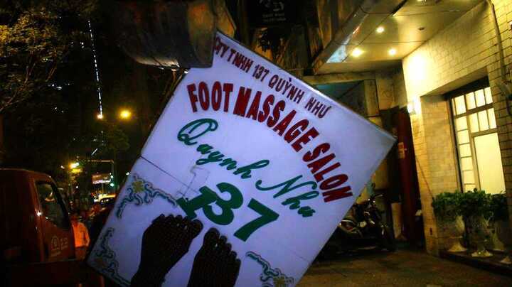 Video: Ông Đoàn Ngọc Hải cho tháo biển massage, cẩu 3 xe ô tô lấn chiếm vỉa hè