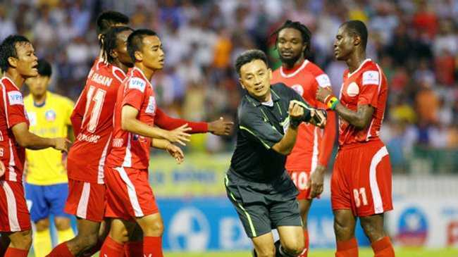 Trọng tài Champions League về V-League thổi: Coi chừng cái... alo