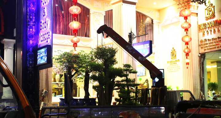 Ông Đoàn Ngọc Hải cho cẩu chậu cây lấn chiếm vỉa hè của khách sạn 3 sao