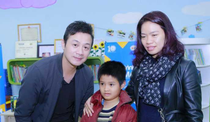 Vợ Trần Lập, MC Anh Tuấn xúc động trao quà cho bệnh nhi bị ung thư