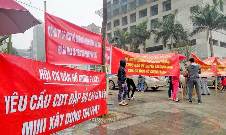 Cư dân chung cư Hồ Gươm Plaza đội mưa biểu tình phản đối chủ đầu tư
