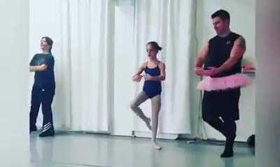 Khoảnh khắc các ông bố thẹn thùng mặc váy, múa ballet cùng con gái